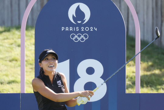 10일(현지시간) 프랑스 파리 인근 기앙쿠르의 르골프 나쇼날에서 열린 2024 파리올림픽 골프 여자 개인전에서 뉴질랜드의 리디아 고가 18번홀 티샷을 한 후 미소를 짓고 있다. [기앙쿠르(프랑스)=연합뉴스]